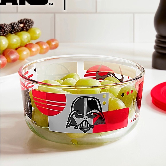 New Pyrex Star Wars 4 cup Glass Bowl w/Lid - Picture 6 of 8